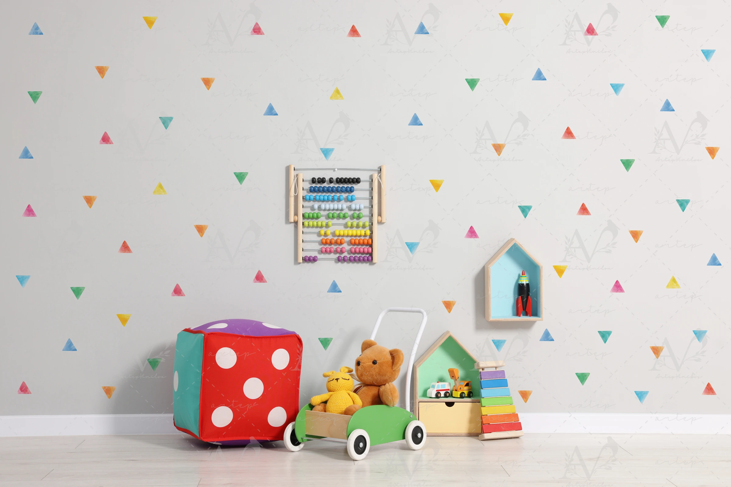 Habitación decorada con el set Triángulos Arcoíris