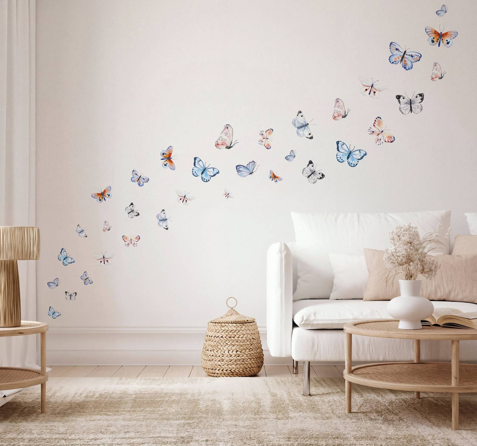 Pared con mariposas de acuarela sobre un sofá blanco